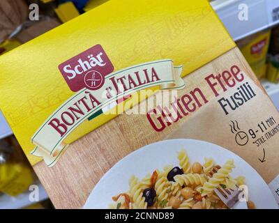 Viersen, Deutschland - 9. Juli. 2020: Blick auf isolierte Box mit glutenfreien Nudeln im deutschen Supermarkt Stockfoto