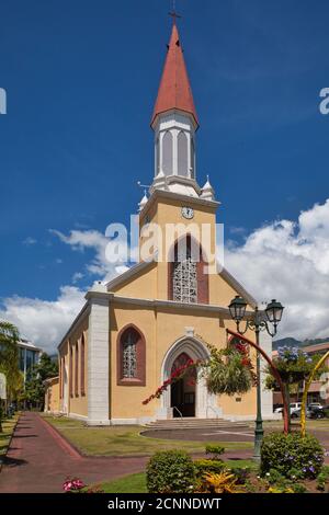 Die hübsche und farbenfrohe Ortskirche in Papeete, Tahiti Island, Französisch-Polynesien Stockfoto