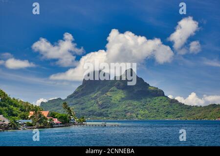 Eine idyllische Südseeinsel Blick auf Bora Bora mit Mount Otemanu erloschenen Vulkan und es ist grünen Hängen, Französisch Polynesien Stockfoto