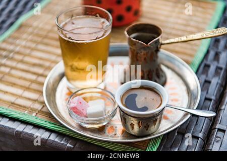 Es wird bosnischer Kaffee serviert Stockfoto