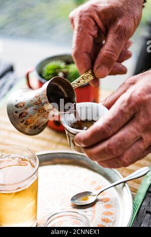 Es wird bosnischer Kaffee serviert Stockfoto