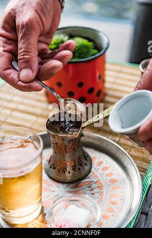 Es wird bosnischer Kaffee serviert Stockfoto