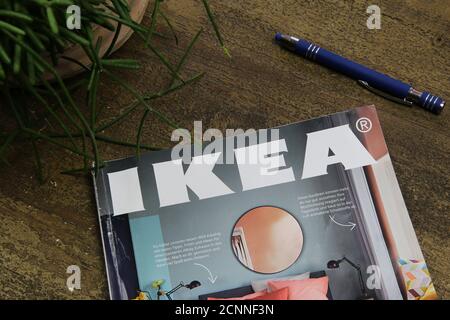 Viersen, Deutschland - August 18. 2020: Blick auf isolierten Ikea-Katalog auf Holztisch mit Bleistift und Pflanze (Schwerpunkt Katalogcover) Stockfoto