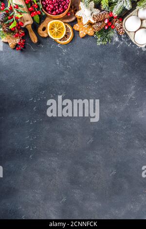 Zutaten für die Weihnachtsküche, Winterbäckchen, Lebkuchen, Obstkuchen, saisonale Getränke. Preiselbeeren, getrocknete Orangen, Zimt, Gewürze, Mehl Stockfoto