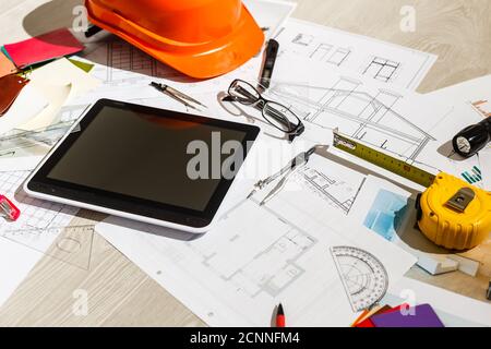 Architekturprojekt, Lineal und Bleistift. Bauhintergrund. Stockfoto