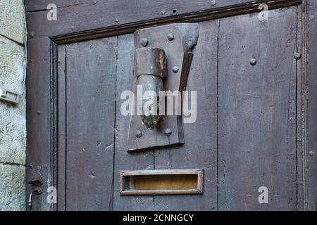 Nahaufnahme eines Teils der Eingangstür mit Handklopfer und Briefkasten in St Cirq-Lapopie Village, Midi ipyrenees, Lot, Cahors, Frankreich Stockfoto