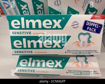 Viersen, Deutschland - 9. August. 2020: Blick auf Kartons elmex Zahnpasta im Regal des deutschen Supermarkts Stockfoto