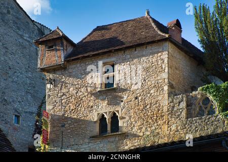 Der obere Teil eines Hauses in St. Cirq-Lapopie Dorf mit einem kleinen Wachposten Box Typ Zusatz an der Ecke des Dachs. Midi ipyrenees, Lot, Cahors, Frankreich Stockfoto