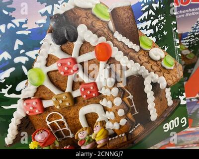 Viersen, Deutschland - 9. Juli. 2020: Blick auf Karton-Box mit Zutaten für die Herstellung Lebkuchenhaus selbst Stockfoto