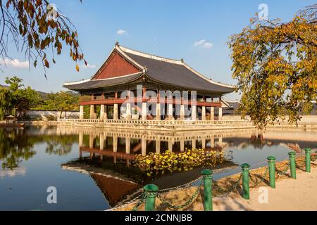 Ein koreanischer Pavillon, der an einem Herbsttag auf einem See im Gyeongbokgung Palast reflektiert, Seoul, Südkorea Stockfoto