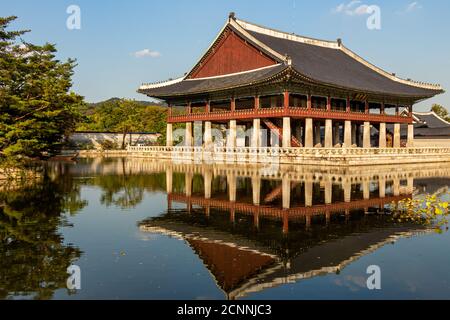 Ein Gebäude mit koreanischer Architektur, das an einem Herbsttag auf einem See im Gyeongbokgung Palast reflektiert, Seoul, Südkorea Stockfoto