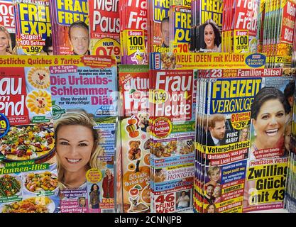 Viersen, Deutschland - August 17. 2020: Blick auf ein isoliertes Kioskregal mit verschiedenen deutschen gelben Klatsch-Pressezeitschriften Stockfoto