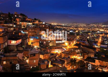 Wohnbedingungen in Rio de Janeiro Favela - Morro da Alvorada, eine der Gemeinden, die Teil der Complexo do Alemão, Brasilien. Stockfoto