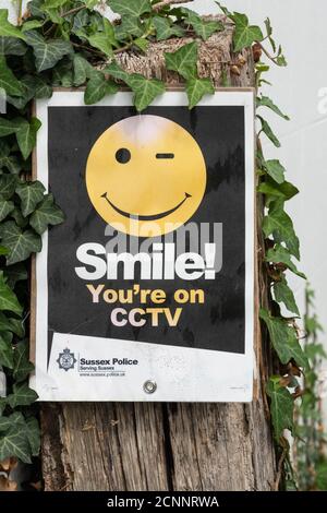 Sign reading Lächeln Sie sind auf CCTV mit einem Smiley Gesicht. Sicherheitshinweis Stockfoto