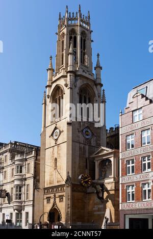 Der neugotische Turm von St. Dunstan aus dem frühen 19. Jahrhundert in der Westkirche an der Fleet Street im Zentrum von London Stockfoto