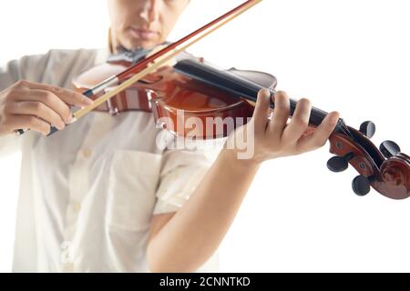 Nahaufnahme Frau spielen Violine isoliert auf weißem Studio Hintergrund. Inspirierter Musiker, Details der Kunstberuf, Weltklassiker-Instrument. Konzept von Hobby, Kreativität, Inspiration. Stockfoto