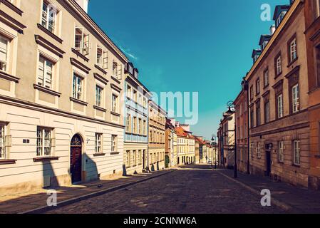 Leere Straße in der Altstadt im Zentrum von Warschau, Polen Stockfoto