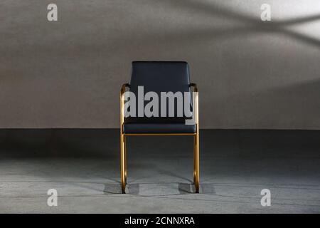 Gemütlicher Ohrensessel in der Schreinerei Stockfoto