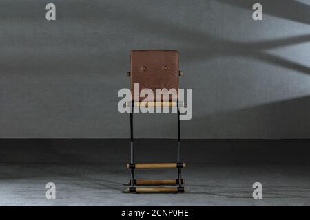 Holzhocker mit Metallbeinen in der Tischlerwerkstatt Stockfoto