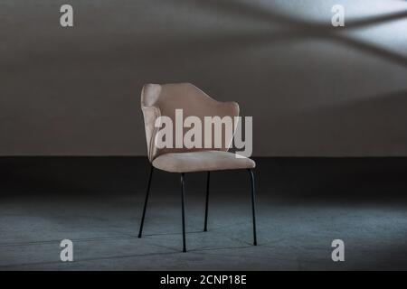 Gemütlicher Ohrensessel in der Schreinerei Stockfoto