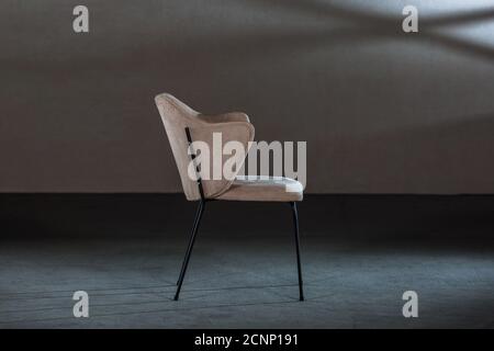 Gemütlicher Ohrensessel in der Schreinerei Stockfoto