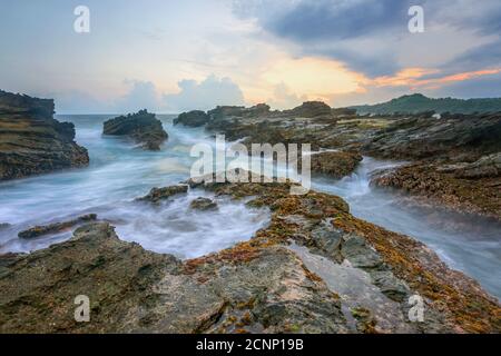 Sawarna Strand im Morgengrauen, West Java, Indonesien Stockfoto