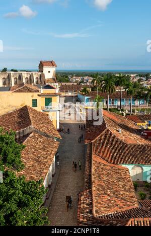24. August 2019: Blick über Trinidad vom Turm des Klosters St. Francis Assisi. Trinidad, Kuba Stockfoto