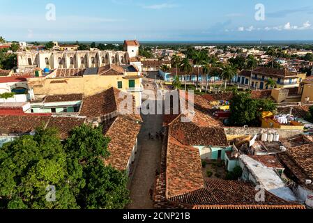 24. August 2019: Blick über Trinidad vom Turm des Klosters St. Francis Assisi. Trinidad, Kuba Stockfoto
