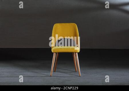 Bequemer Ohrensessel in einem Studio mit grauen Wänden Stockfoto