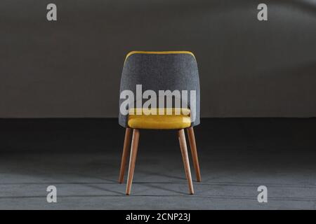 Bequemer Ohrensessel in einem Studio mit grauen Wänden Stockfoto