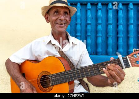 26. August 2019: Ein Kubaner singt und spielt seine Gitarre auf einer Straße. Trinidad, Kuba Stockfoto