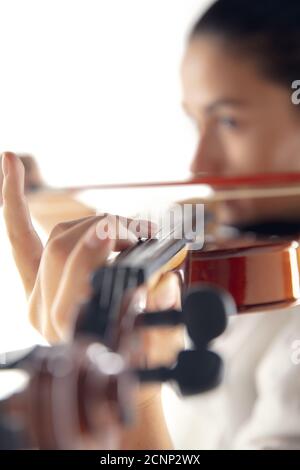 Nahaufnahme Frau spielen Violine isoliert auf weißem Studio Hintergrund. Inspirierter Musiker, Details der Kunstberuf, Weltklassiker-Instrument. Konzept von Hobby, Kreativität, Inspiration. Stockfoto