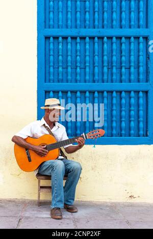 26. August 2019: Ein Kubaner singt und spielt seine Gitarre auf einer Straße. Trinidad, Kuba Stockfoto