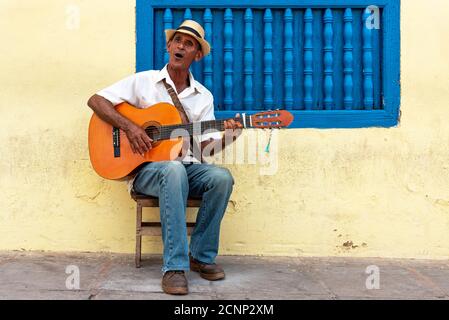 26. August 2019: Ein Kubaner singt und spielt seine Gitarre auf einer Straße. Trinidad, Kuba Stockfoto