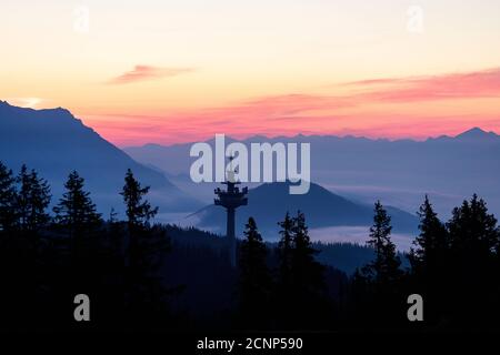 Schöner Sonnenaufgang mit Nebel über Sendeturm, Sendemast, Blick von Rossbrand, Radstadt, Österreich Stockfoto
