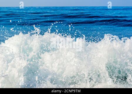 Wellen am Meer und blauer Himmel Stockfoto