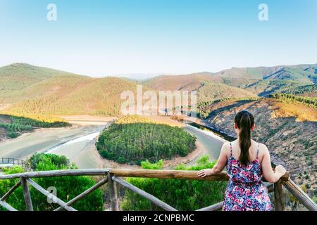 Frau auf der Suche nach dem Meandro del Melero in Extremadura, Spanien. Stockfoto