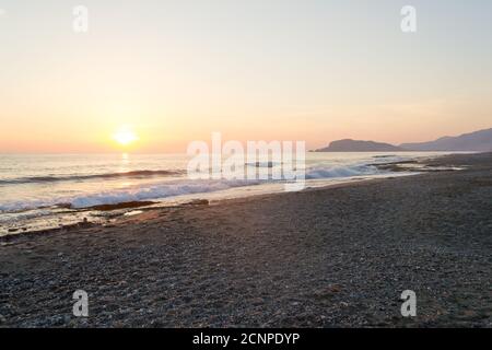 Malerische Aussicht auf den wunderschönen Sonnenuntergang über dem Meer Stockfoto