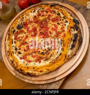 Calzone - gefüllte Pizza mit Tomaten, Mozzarella und Schinken Stockfoto