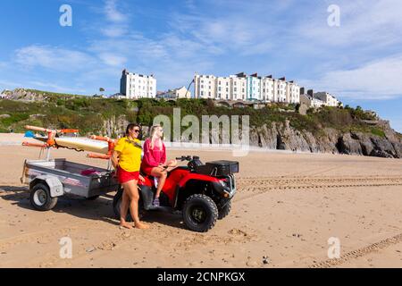 Rettungsschwimmer am Tenby Beach, Pembrokeshire, Wales, Großbritannien Stockfoto