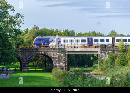 Ein Northern Rail Dieselzug überquert das Sankey Valley Viadukt über den stillgelegt Kanal im Linaer Park im Westen von Warrington. Stockfoto