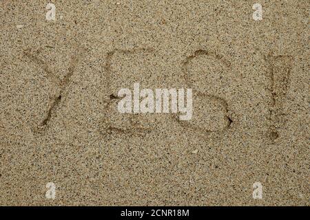 JA Konzept, positive Veränderungen im Leben, Wort geschrieben am Sandstrand. Stockfoto
