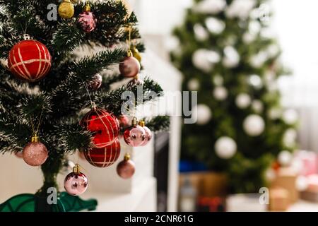 Dekoriert Mini weihnachtsbaum in der Wohnung Stockfoto