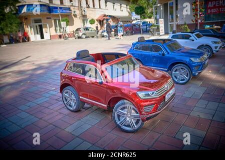 Astrachan, Russland - 09.18.2020: Parkplatz für Spielzeugautos Stockfoto
