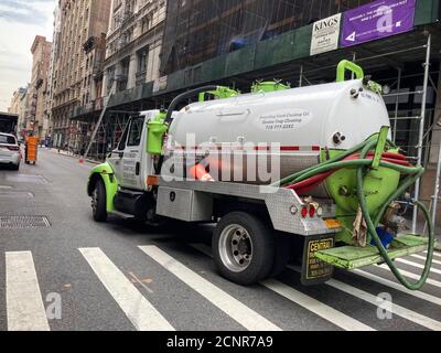 Ein LKW, der Altöl aus Restaurants sammelt, geht am Mittwoch, den 9. September 2020, im Flatiron District in New York auf seinen fröhlichen Weg. Das aus dem Kochen gewonnene Altöl wird strapaziert und zu Biodiesel-Brennstoff für den Einsatz in Nutzfahrzeugen verarbeitet. (© Frances M. Roberts) Stockfoto