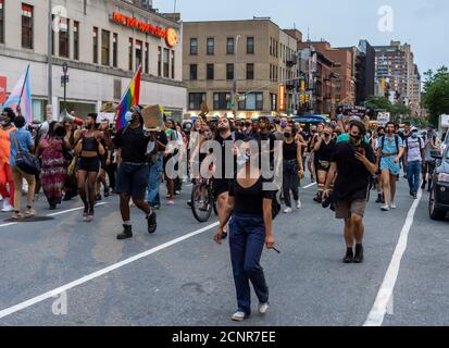 Demonstranten, die schwarze Menschenleben haben, marschieren am Donnerstag, dem 10. September 2020, in Chelsea in New York auf die Achte Avenue, um gegen die Behandlung von Black Trans LGBQT-Menschen zu protestieren. (© Richard B. Levine) Stockfoto