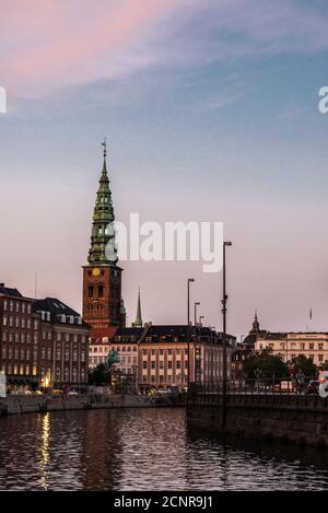 Nikolaj, Copenhagen Contemporary Art Centre, vom Frederiksholms Kanal bei Sonnenuntergang in Kopenhagen, Dänemark Stockfoto