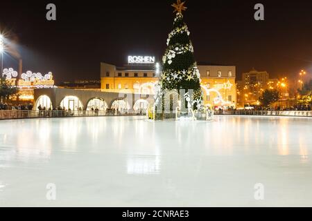 KIEW, UKRAINE - 08. DEZEMBER 2019: Kiew feiert Neujahr: Fahren Sie auf der Freiluft-Eisbahn in der Region Roshen. Weihnachtsmarkt im Zentrum von Kiew. Stockfoto