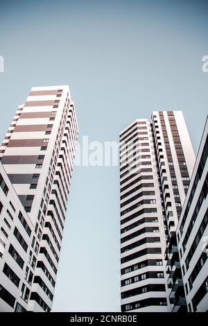 Weißes Gebäude in der Perspektive. Stockfoto