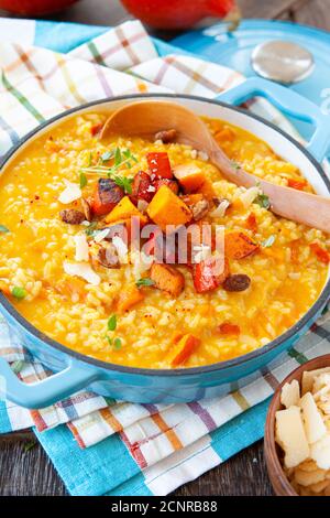 Reichhaltiges cremiges Risotto mit hokkaido-Kürbis und Parmesan Stockfoto